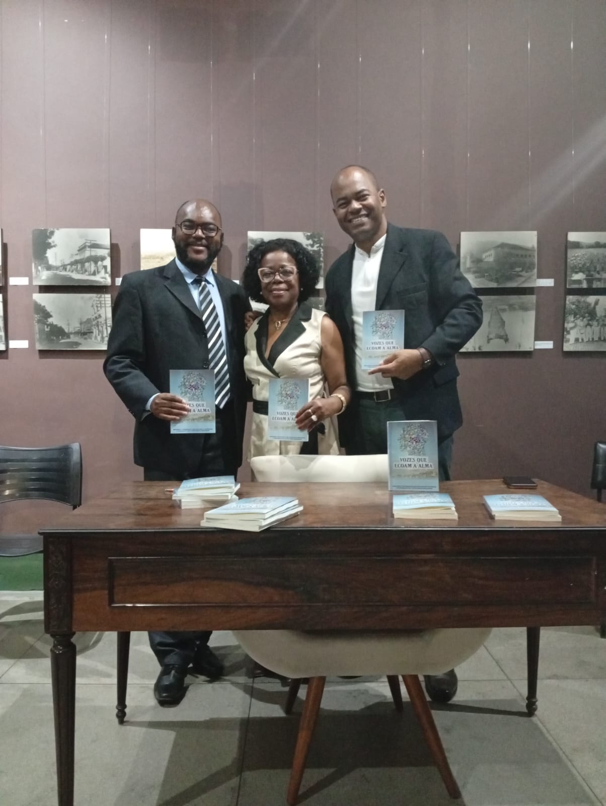 Galeria Clecio Penedo recebe pre lancamento do segundo volume do livro