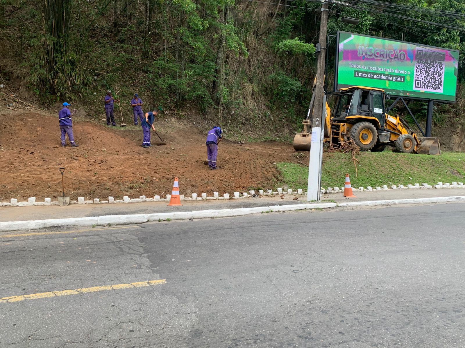 Prefeitura de Barra Mansa revitaliza canteiro na saida da Ponte