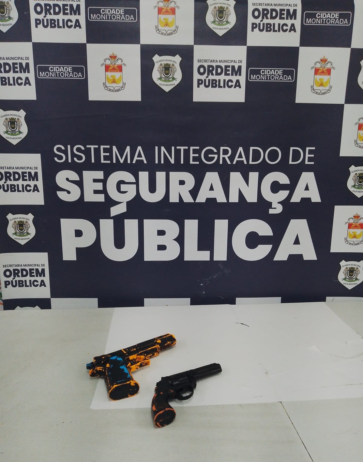 Homem com simulacros de arma de fogo é detido após denúncia em WhatsApp da Ordem Pública de Volta Redonda