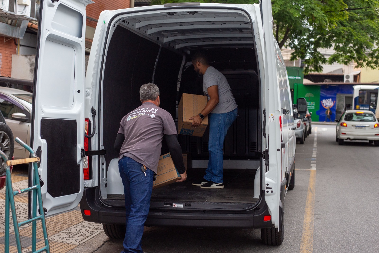 Prefeitura de Volta Redonda reforça estrutura da Saúde com novo veículo para transporte de medicamentos