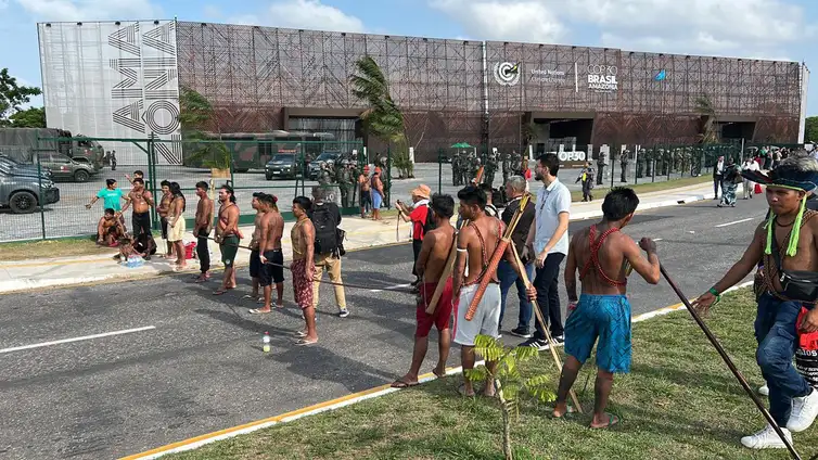 Gabriel Corrêa/Rádio Nacional Brasília (DF) 14/11/2025 – Protesto na entrada principal da COP30.
Foto: Gabriel Corrêa/Rádio Nacional