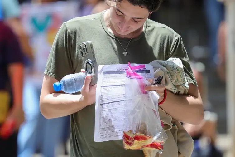 Fabio Rodrigues-Pozzebom/ Agência Brasil Brasília (DF) 09/11/2025 - Candidatos chegam para fazer a prova nesse primeiro dia de Enem Foto: Fabio Rodrigues-Pozzebom/ Agência Brasil