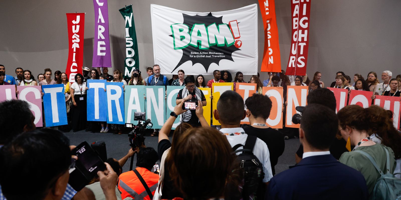 Ativistas protestam por transição justa e financiamento climático