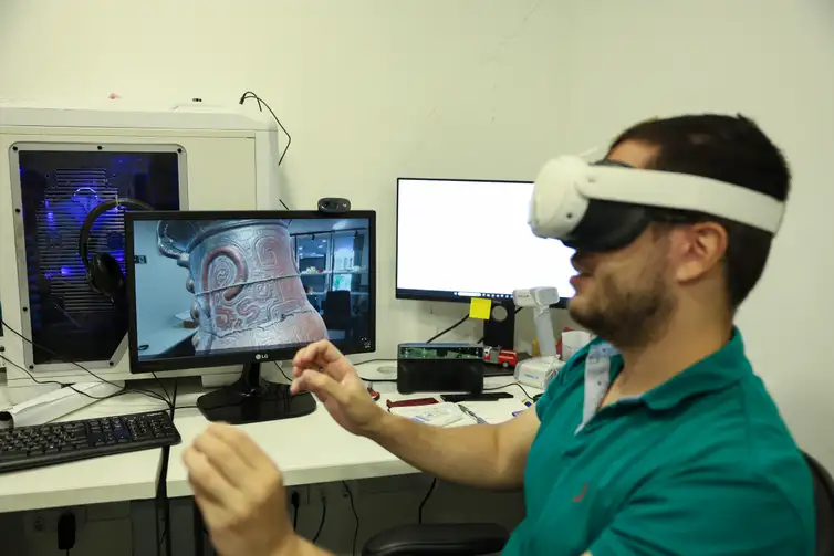 Tomaz Silva/Agência Brasil Rio de Janeiro (RJ), 07/11/2025 – Aluno interage com vaso Marajoara em realidade aumentada 3D, no Biodesign Lab PUC-Rio na zona sul do Rio de Janeiro. Foto: Tomaz Silva/Agência Brasil