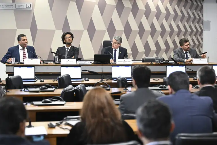Comissão de Constituição, Justiça e Cidadania (CCJ) promove audiência pública interativa destinada a instruir o Projeto de Lei 5.582/2025, que estabelece o marco legal do combate ao crime organizado, definindo novas regras penais e processuais para enfrentar estruturas criminosas complexas, e atualiza dispositivos do Código Penal, da Lei de Execução Penal e de normas especiais que tratam de organizações criminosas. 

Mesa: 
conselheiro nacional de Política Criminal e Penitenciária (CNPCP), Bruno Dias Candido; 
diretor-adjunto da Conectas Direitos Humanos, Gabriel Sampaio; 
relator do REQ 56/2025-CCJ, senador Alessandro Vieira (MDB-SE); 
secretário executivo do Banco Central do Brasil, Rogerio Antonio Lucca. 

Foto: Edilson Rodrigues/Agência Senado