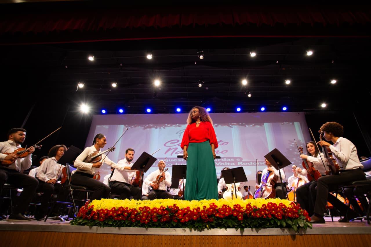 Volta Redonda: Concerto Natalino reúne mais de 600 pessoas no Teatro Maestro Franklin de Carvalho Jr