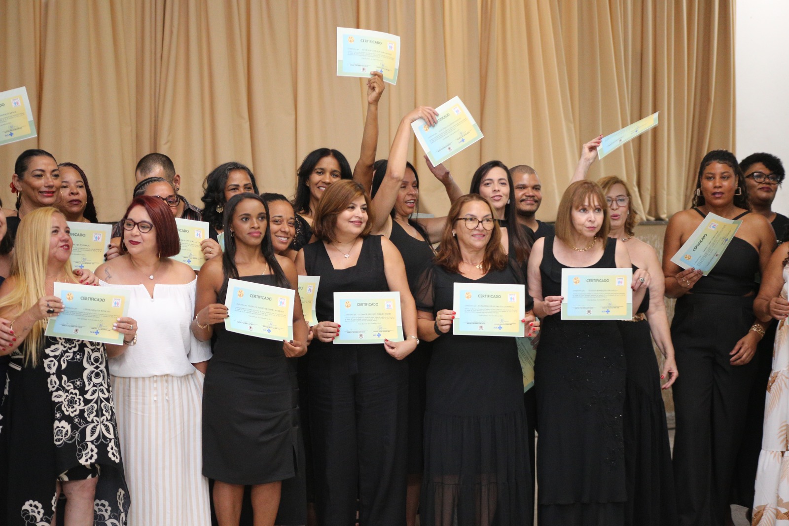 Prefeitura de Volta Redonda certifica alunos do curso de Cuidador Familiar de Idosos