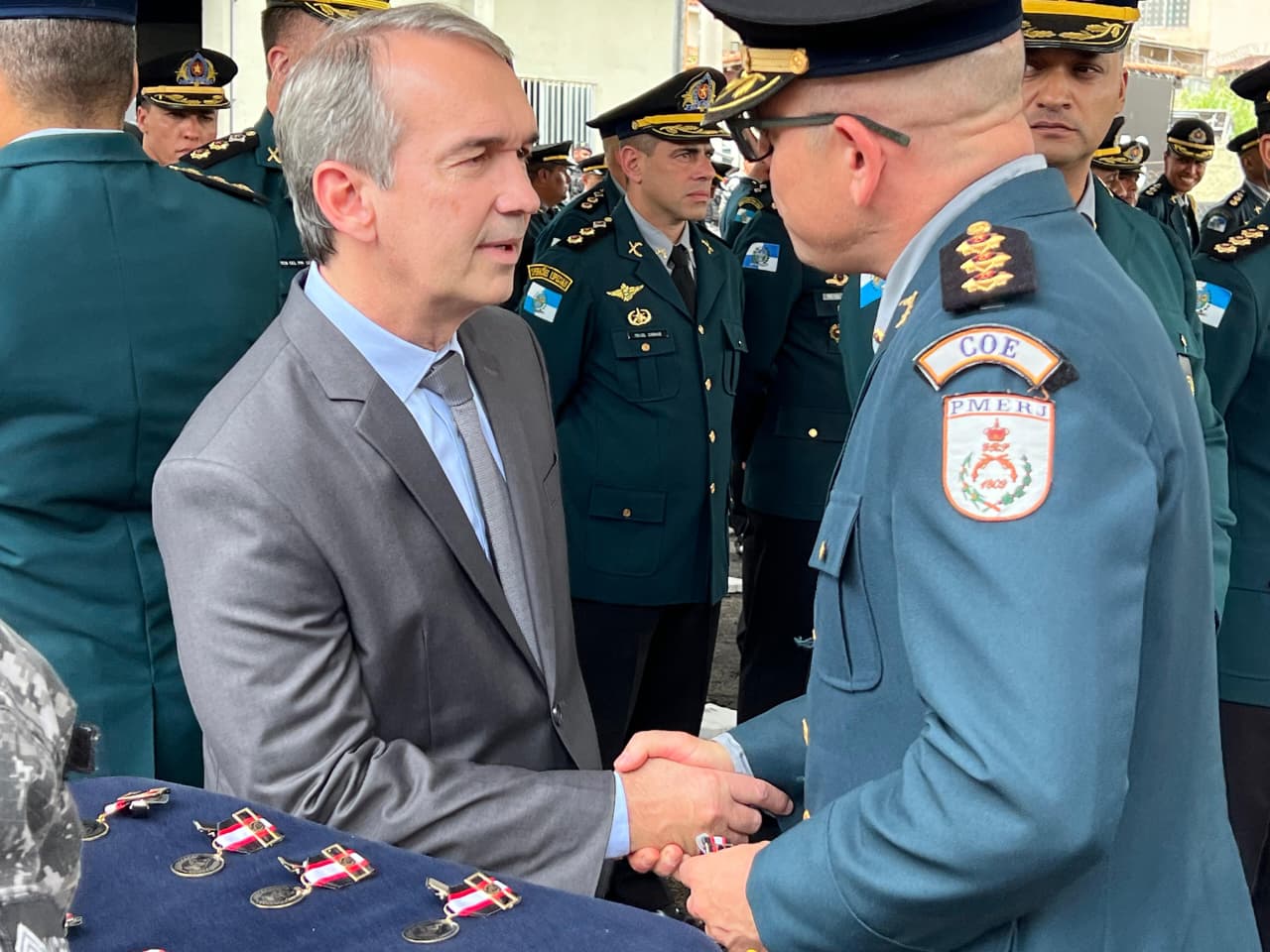 Secretário de Ordem Pública de Volta Redonda recebe medalha por apoio ao Batalhão de Ação com Cães