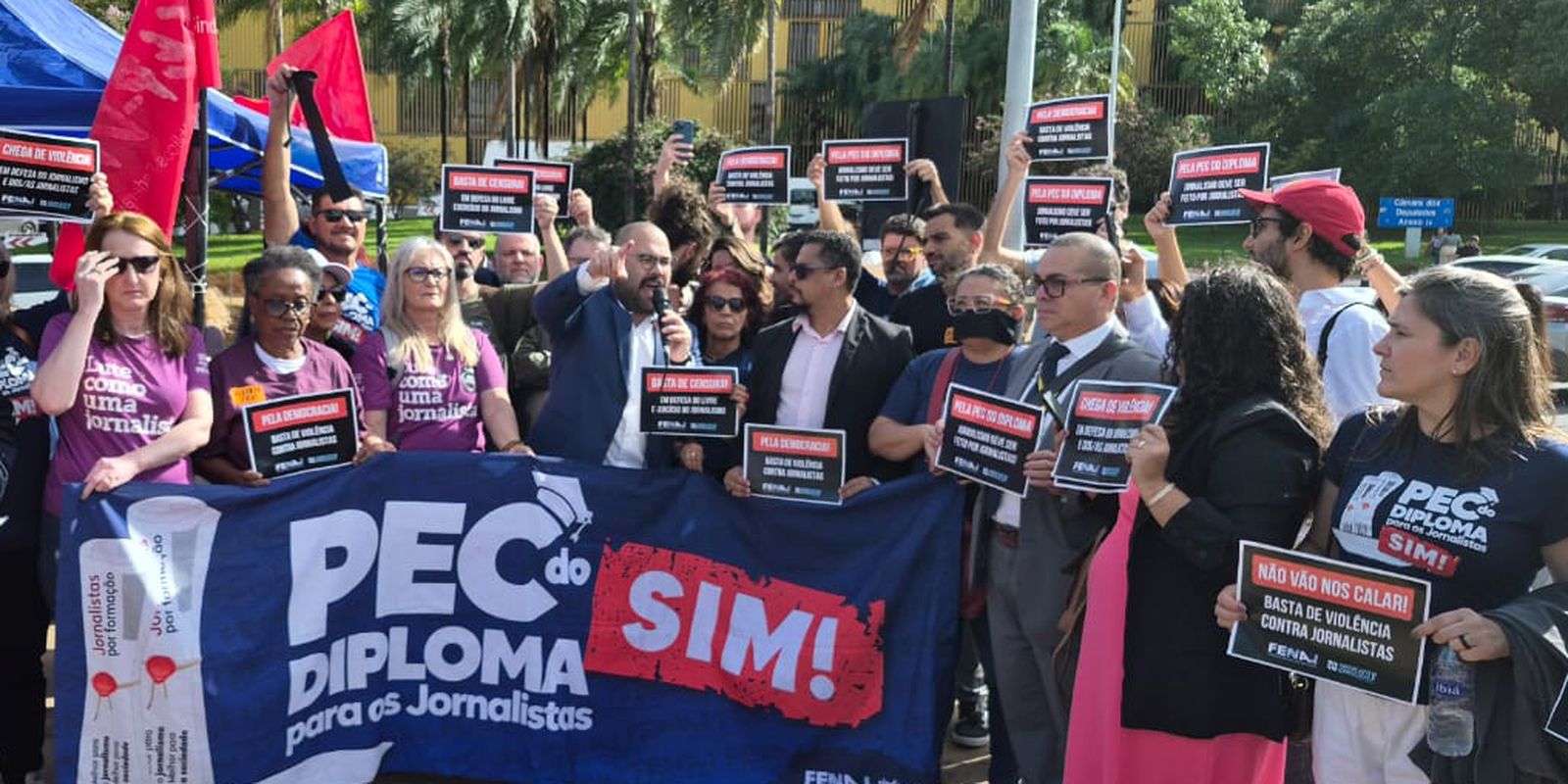 Jornalistas fazem ato contra censura e agressões na Câmara
