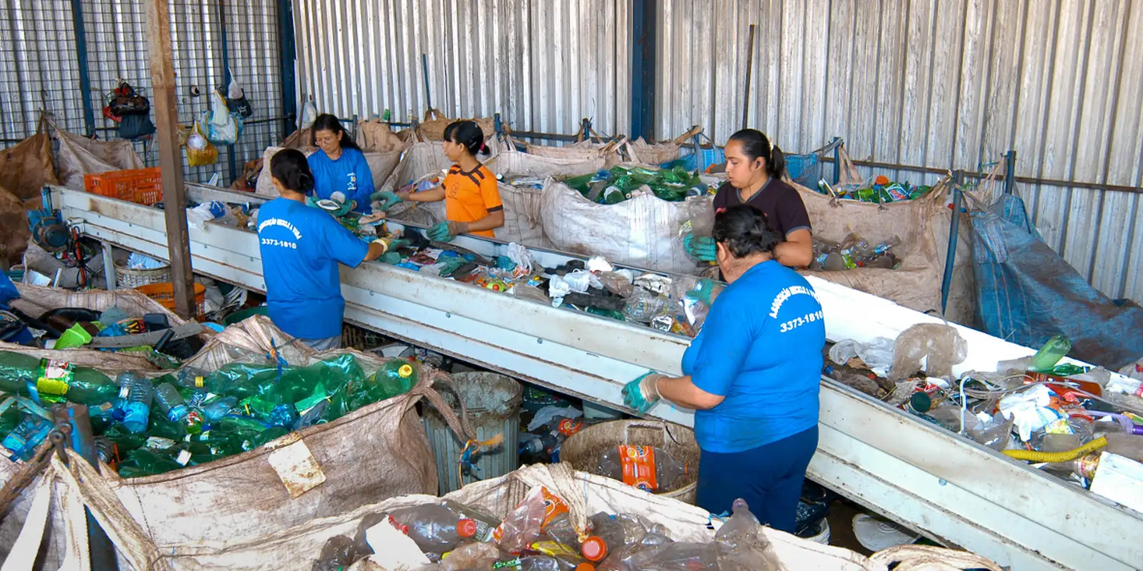 Plásticos não recicláveis geram perdas e sobrecarga a catadores no Rio