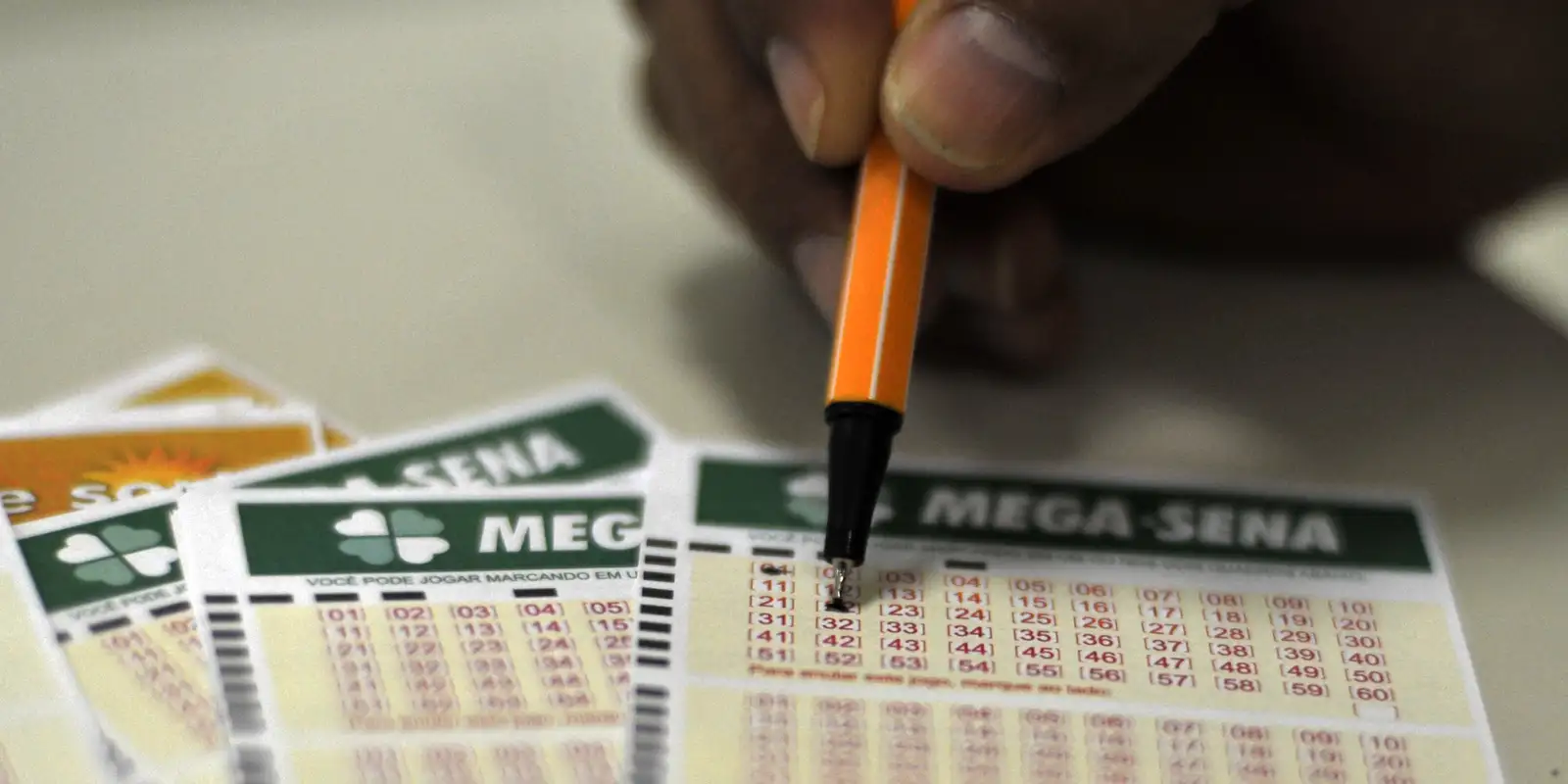 Mega-Sena acumula novamente e prêmio principal vai para R$ 44 milhões