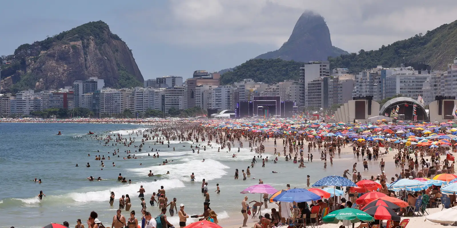 Bebidas destiladas são encontradas enterradas na praia de Copacabana