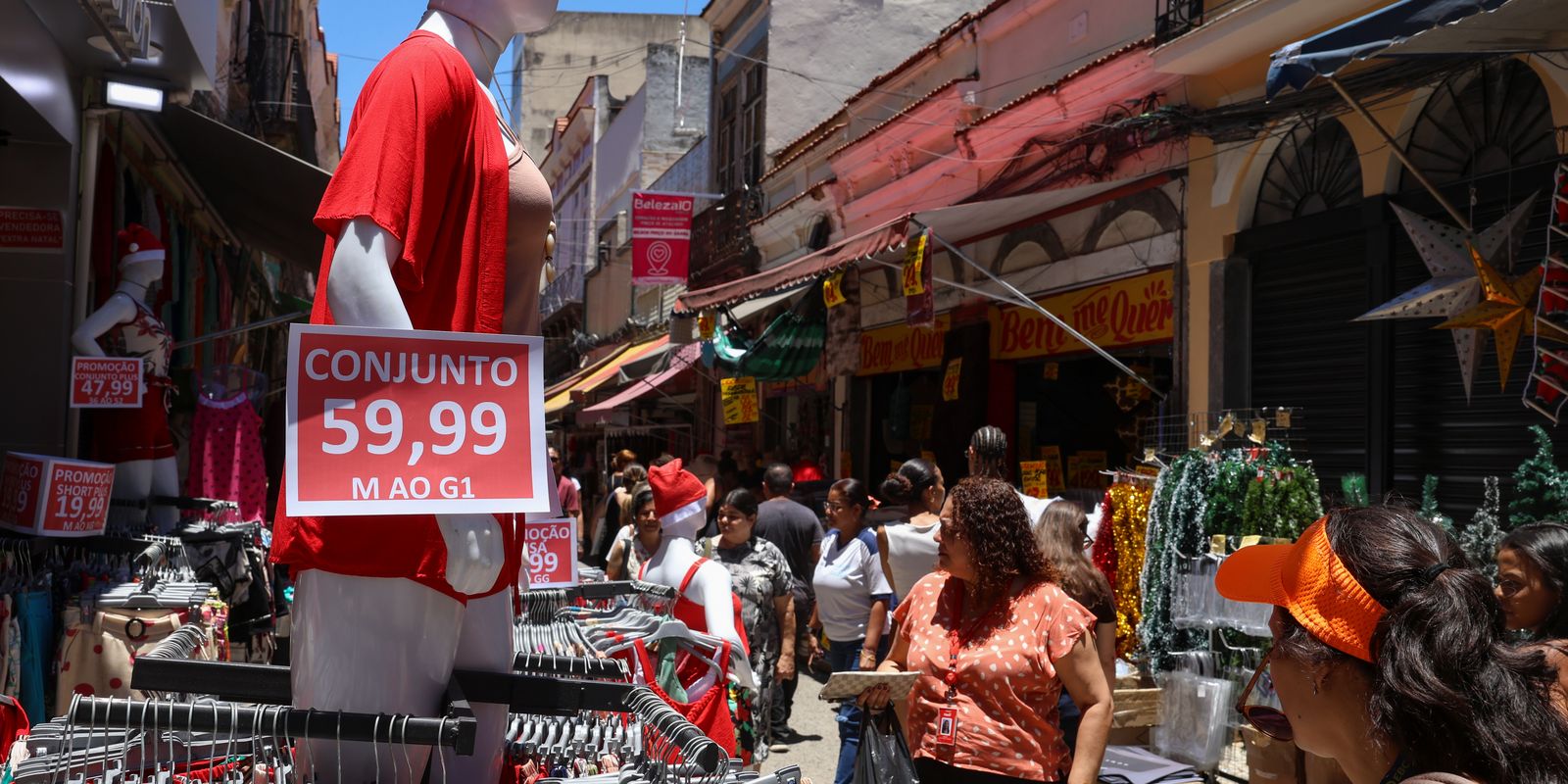 Comércio popular do Rio tem movimentação intensa às vésperas do Natal