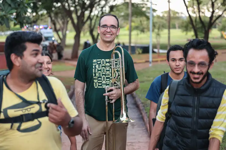 Brasília (DF), 17/01/2026 – Musico Lucas Borges com seu trombone.
Curso de verão na escola de música de Brasília.
Foto: Joédson Alves/Agência Brasil