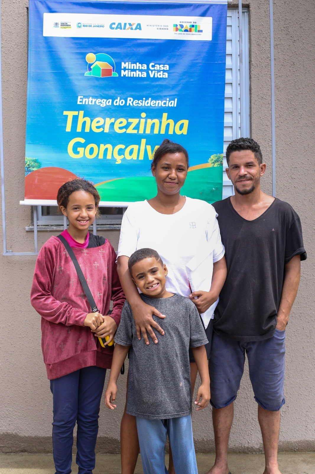 Famílias carentes recebem a chave da casa própria no bairro Belmonte, em Volta Redonda
