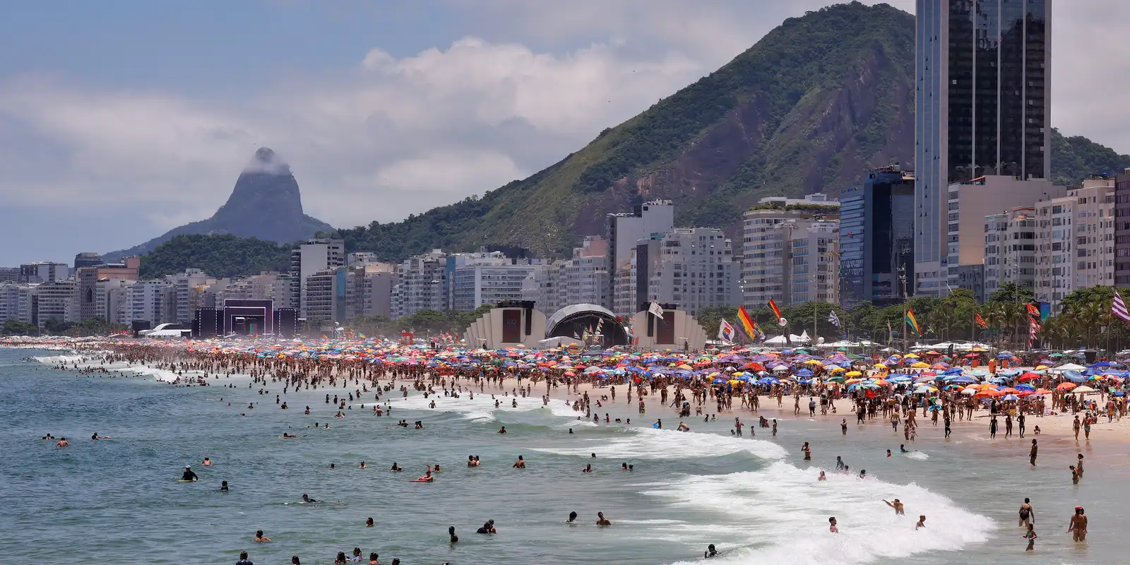 Ressaca leva bombeiros a realizarem 547 salvamentos nas praias do Rio