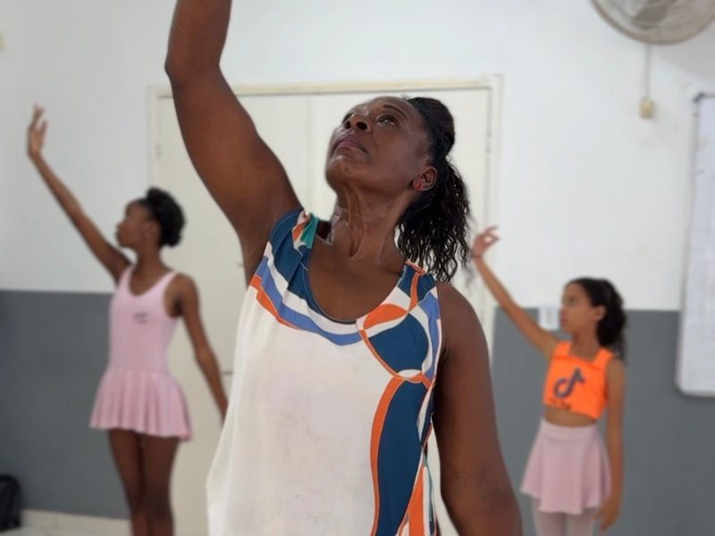Aos 58 anos, aluna do CRAS Nova Primavera, em Volta Redonda, realiza sonho de infância ao aprender balé