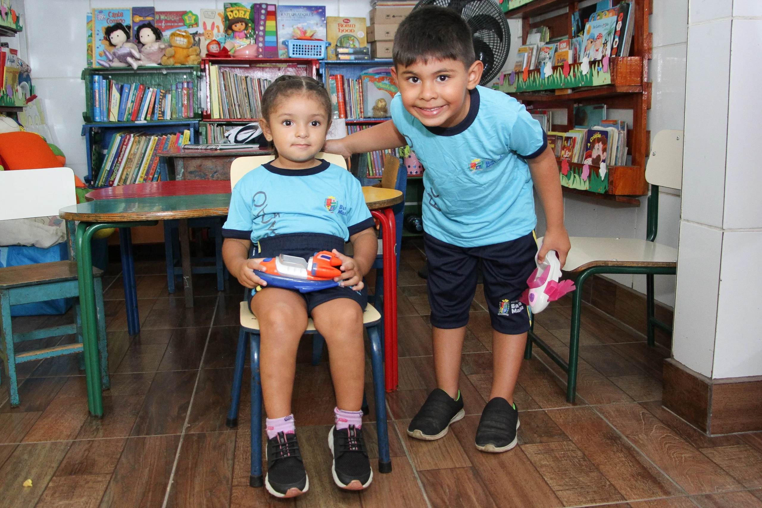 Barra Mansa entrega uniformes e kits escolares na Creche Padre