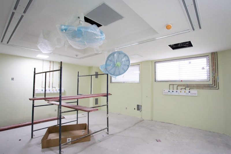 Primeiro equipamento do novo centro cirúrgico do Hospital São João Batista, em Volta Redonda, é instalado