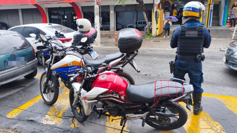 Guarda Municipal remove moto clonada das ruas e flagra condutor com CNH suspensa, em Volta Redonda
