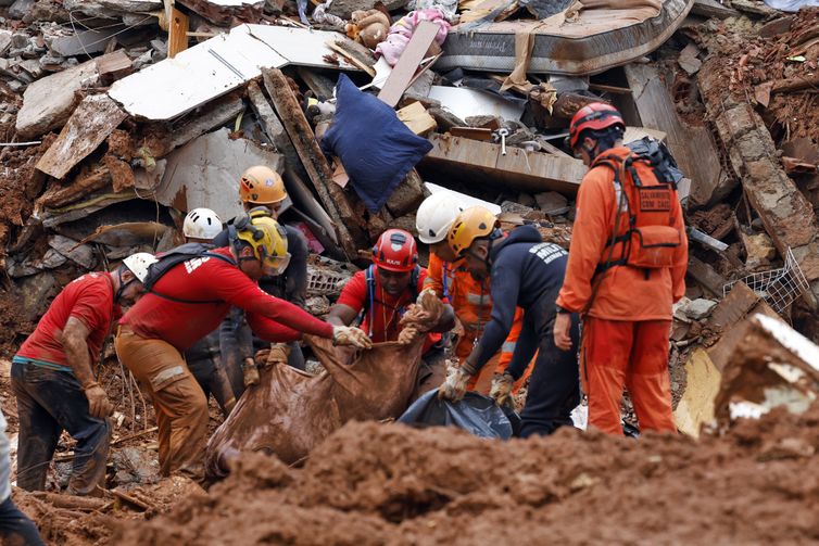 Juiz de Fora (MG), 24/02/2026 - Soldados do Corpo de Bombeiros e voluntários fazem busca e resgate de pessoas em escombros de casas soterradas por lama após fortes chuvas. Foto: Tânia Rêgo/Agência Brasil