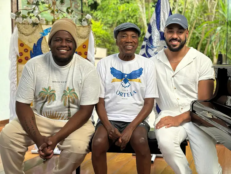 Da esqueda para a direita - carnavalesco André Rodrigues, Milton Nascimento e o carnavalesco Antônio Gonzaga. Foto: Arquivo Pessoal