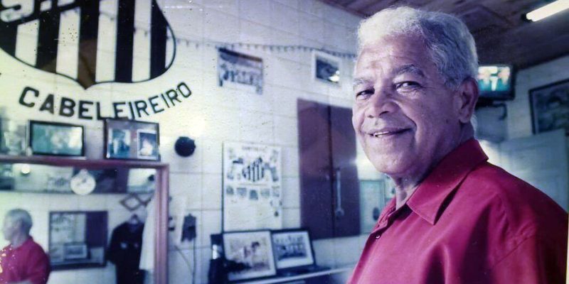 Morre o barbeiro que moldou o topete do Rei Pelé
