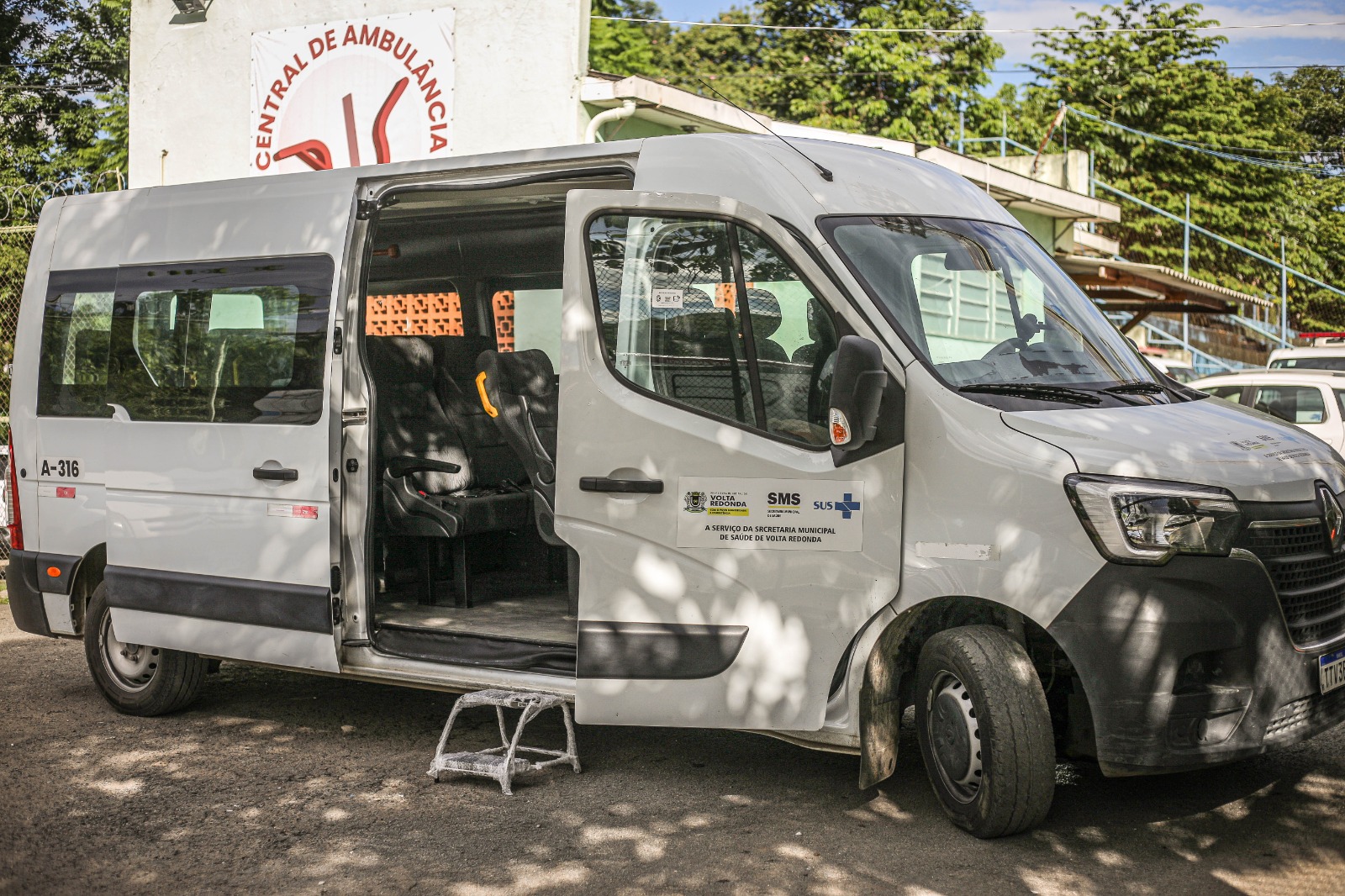 Vans para transporte de pacientes ganham identificação luminosa em Volta Redonda