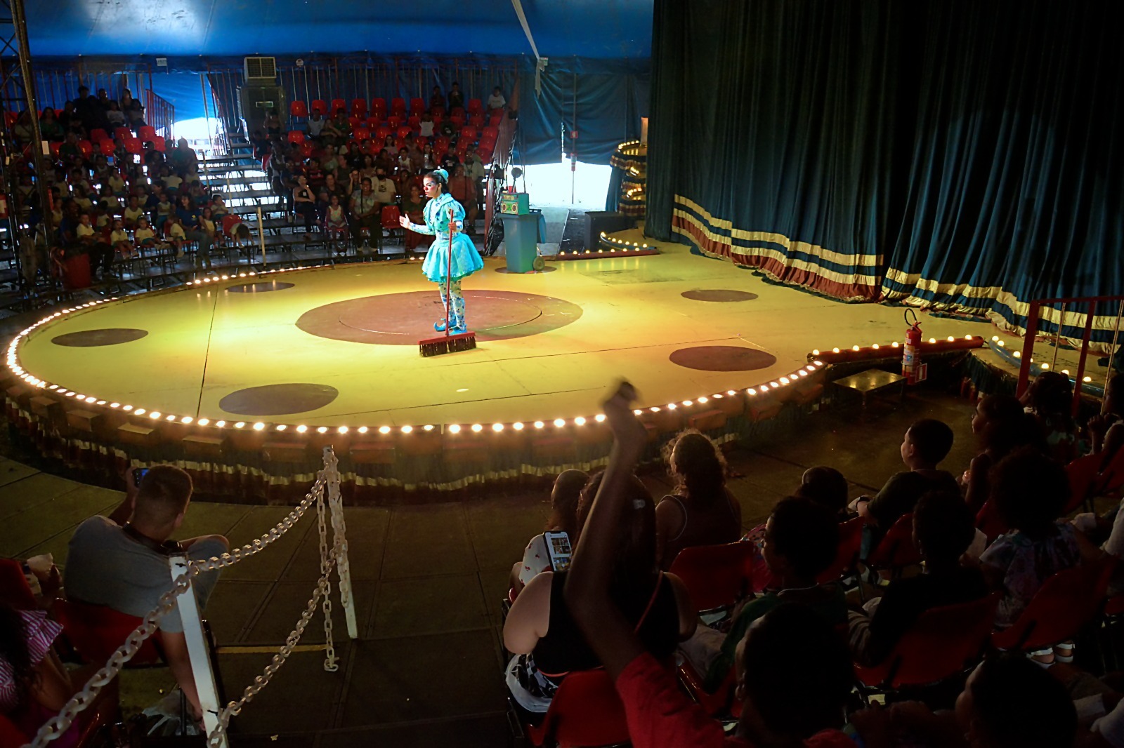Crianças e adolescentes atendidos pelos Cras de Volta Redonda vivem dia de diversão no circo