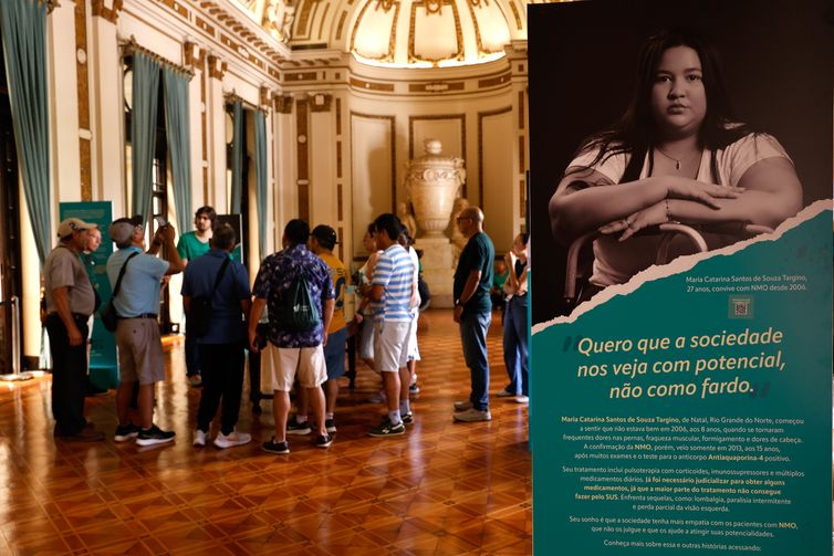 Rio de Janeiro (RJ), 17/03/2026 - Palácio Tiradentes recebe exposição de conscientização sobre a Neuromielite Óptica. A exposição “Neuromielite Óptica – Você não vê, mas eu sinto” é resultado de parceria entre a Frente Parlamentar de Doenças Raras da ALERJ, a Subdiretoria-Geral de Cultura da ALERJ e a NMO Brasil. Foto: Tânia Rêgo/Agência Brasil