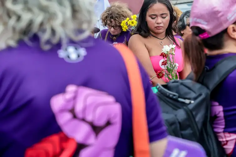 Sao Paulo (SP)-01/03/2026.  
Um ato no domingo em memória de Tainara Souza
Santos, de 31 anos, que morreu após ser atropelada e arrastada pelo ex-companheiro em São Paulo, irá marcar o início das mobilizações pelo Dia Internacional das Mulheres. 
Organizado pelo Ministério das Mulheres, o local escolhido para o ato é a Marginal Tietê, na zona norte da cidade de São Paulo, onde Tainara foi agredida, atropelada pelo ex-companheiro Douglas Alves da Silva e arrastada por mais de 1 quilômetro ao ficar presa ao carro dele, em 29 de novembro do ano passado. O ato contou com a presença das
ministras Márcia Lopes, Marina Silva , Sônia Guanabara e do Ministro Paulo Teixeira e a mãe Luciane ( mãe da vítima Taynara). Foto: Paulo Pinto/Agência Brasil