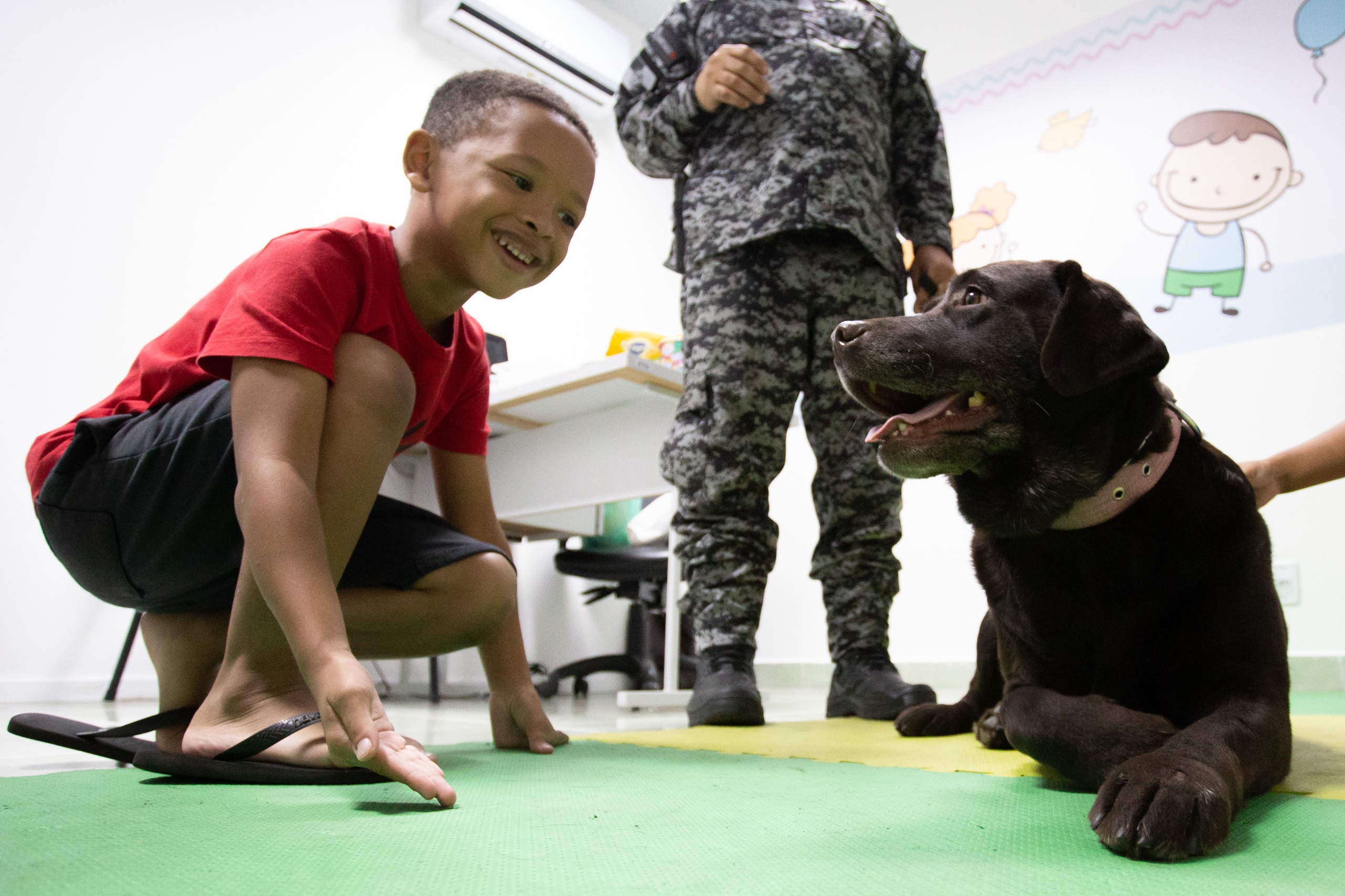 Prefeitura de Volta Redonda inicia atendimento de cinoterapia para crianças atípicas em parceria com a Polícia Militar