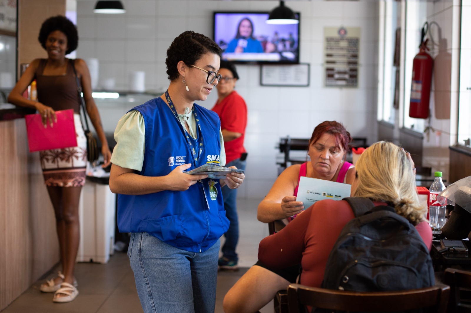 Prefeitura de Volta Redonda realiza ação de conscientização no comércio sobre atendimento à população em situação de rua