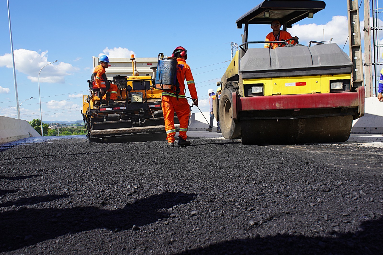 Volta Redonda: alça do viaduto Heitor Leite Franco recebe asfaltamento