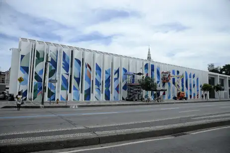 Tomaz Silva/Agência Brasil Grafiteiros pintam a fachada da Biblioteca Parque Estadual, no centro do Rio de Janeiro
