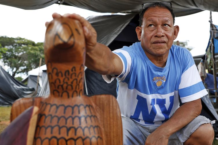 Brasília (DF), 07/04/2026 - Mazinho Naruvoto fala sobre artesanato indígena no Acampamento Terra Livre 2026. Foto: Bruno Peres/Agência Brasil