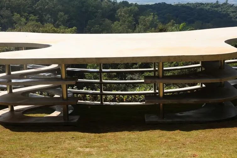 Brumadinho, (MG), 24/04/2026 – A instalação Contraplano, de Lais Myrrha em comemoração aos 20 anos do Instituto Inhotim, em Brumadinho (MG). Foto: Tomaz Silva/Agência Brasil