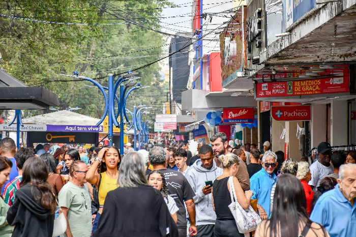 SÁBADO DE COMPRAS MOVIMENTA COMÉRCIO DE RESENDE NA VÉSPERA DO DIA DAS MÃES