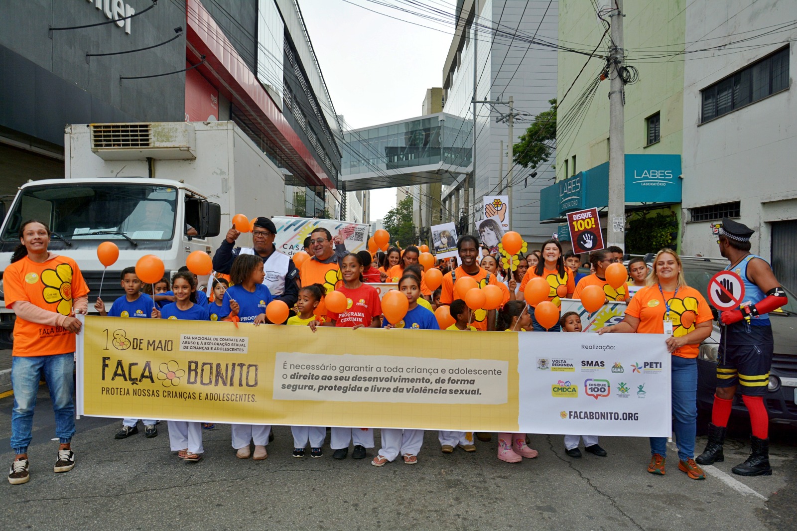 Caminhada do ‘18 de Maio’ reúne cerca de 400 pessoas na Vila Santa Cecília em defesa das crianças e adolescentes