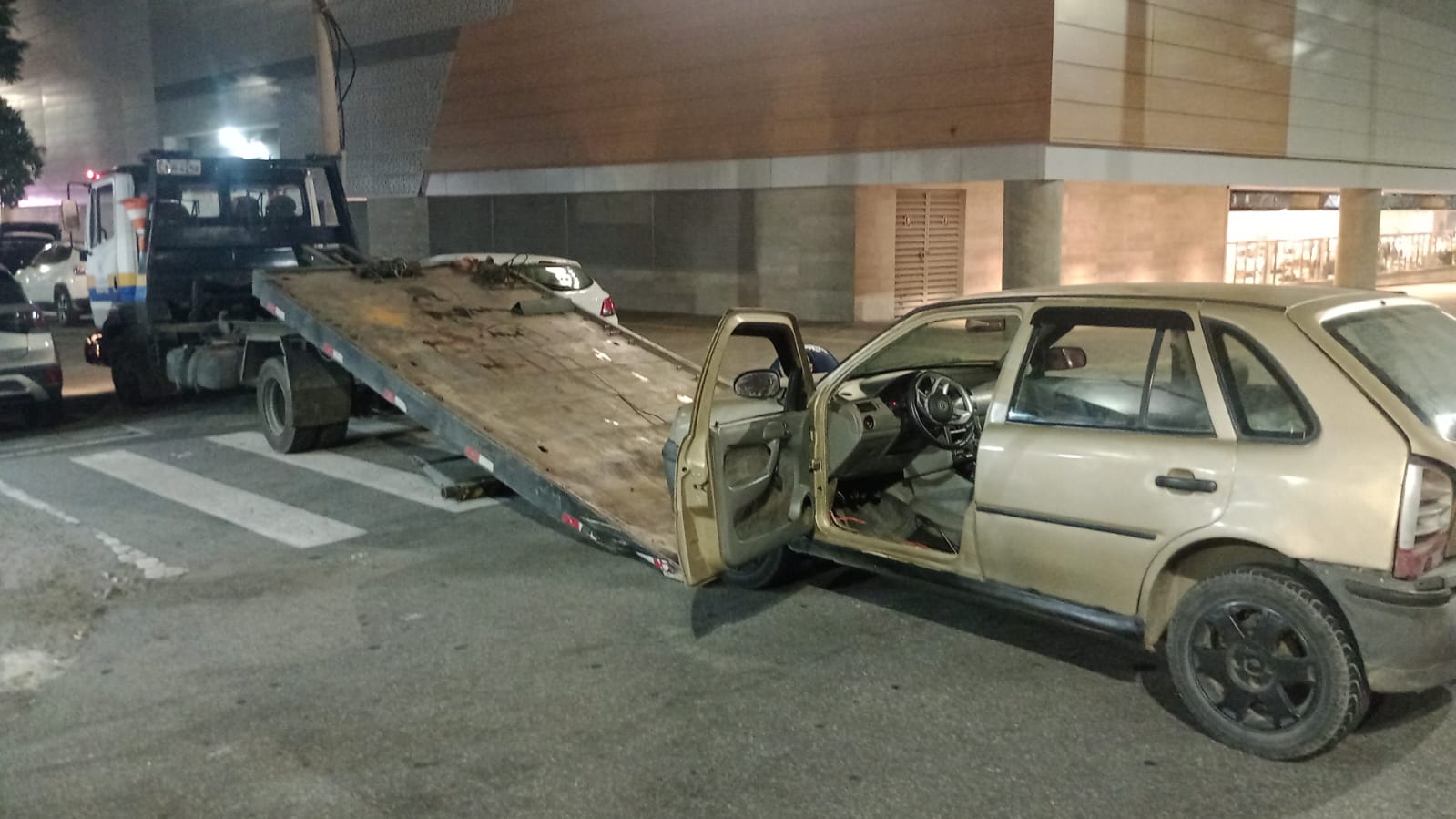 Guarda Municipal de Volta Redonda prende suspeito de furtar supermercado e remove carro das ruas após denúncias de som alto