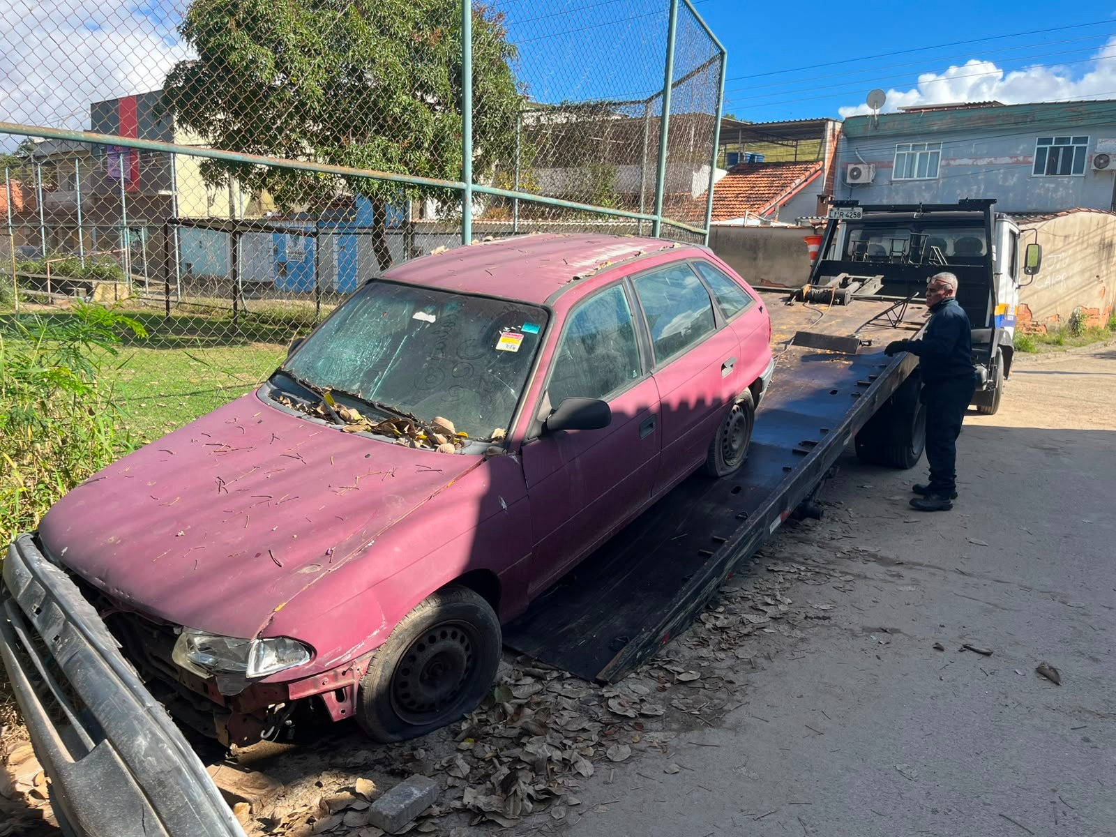 Operação remove cinco veículos abandonados das ruas do bairro Colorado, em Volta Redonda