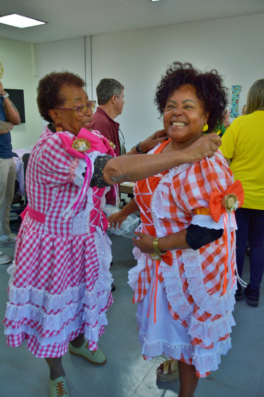 Prefeitura de Volta Redonda entrega figurinos para a Quadrilha da Alegria, do Cras Jardim Ponte Alta