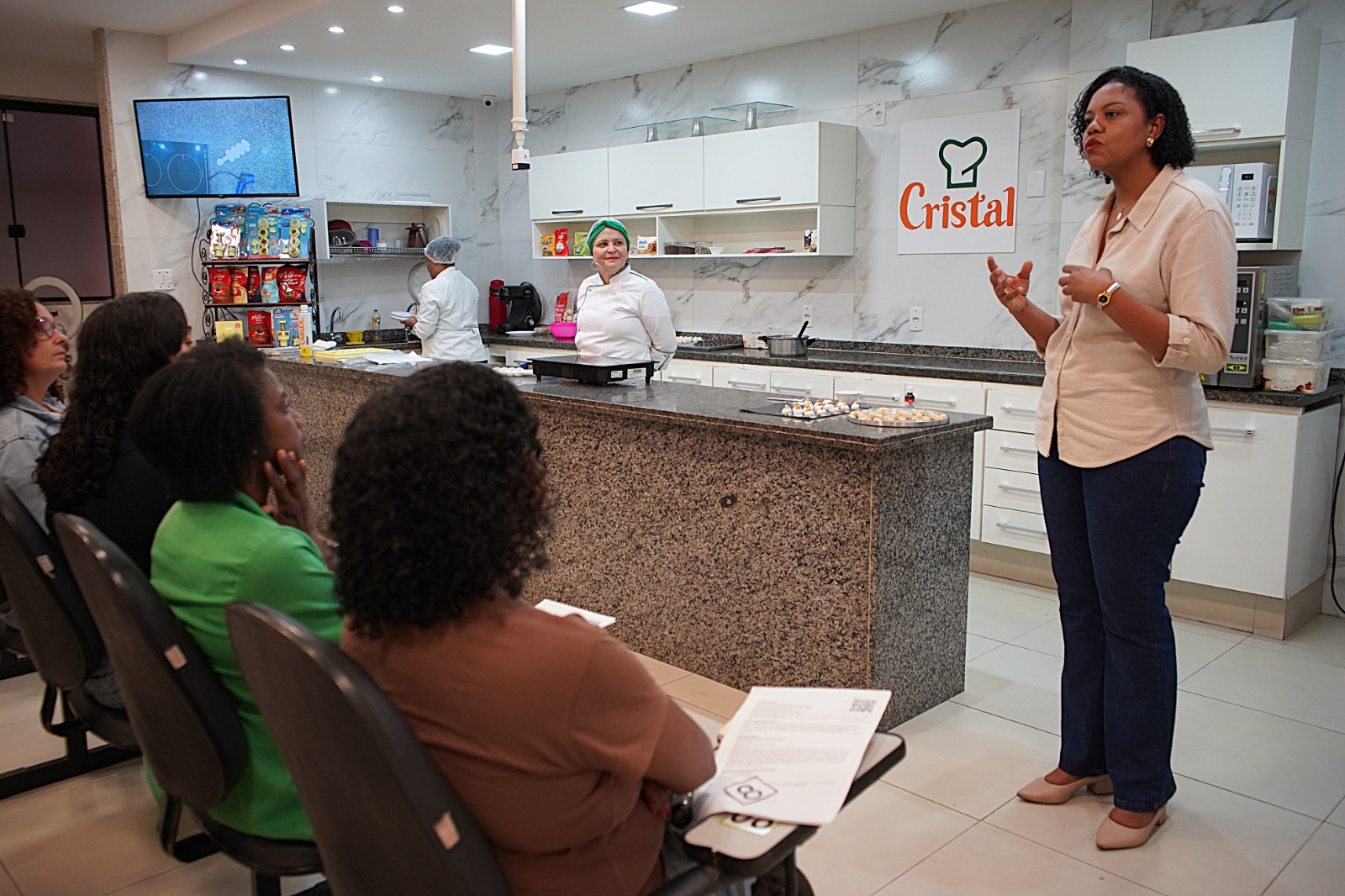 Casa do Empreendedor de Volta Redonda promove capacitação na área de confeitaria para mulheres