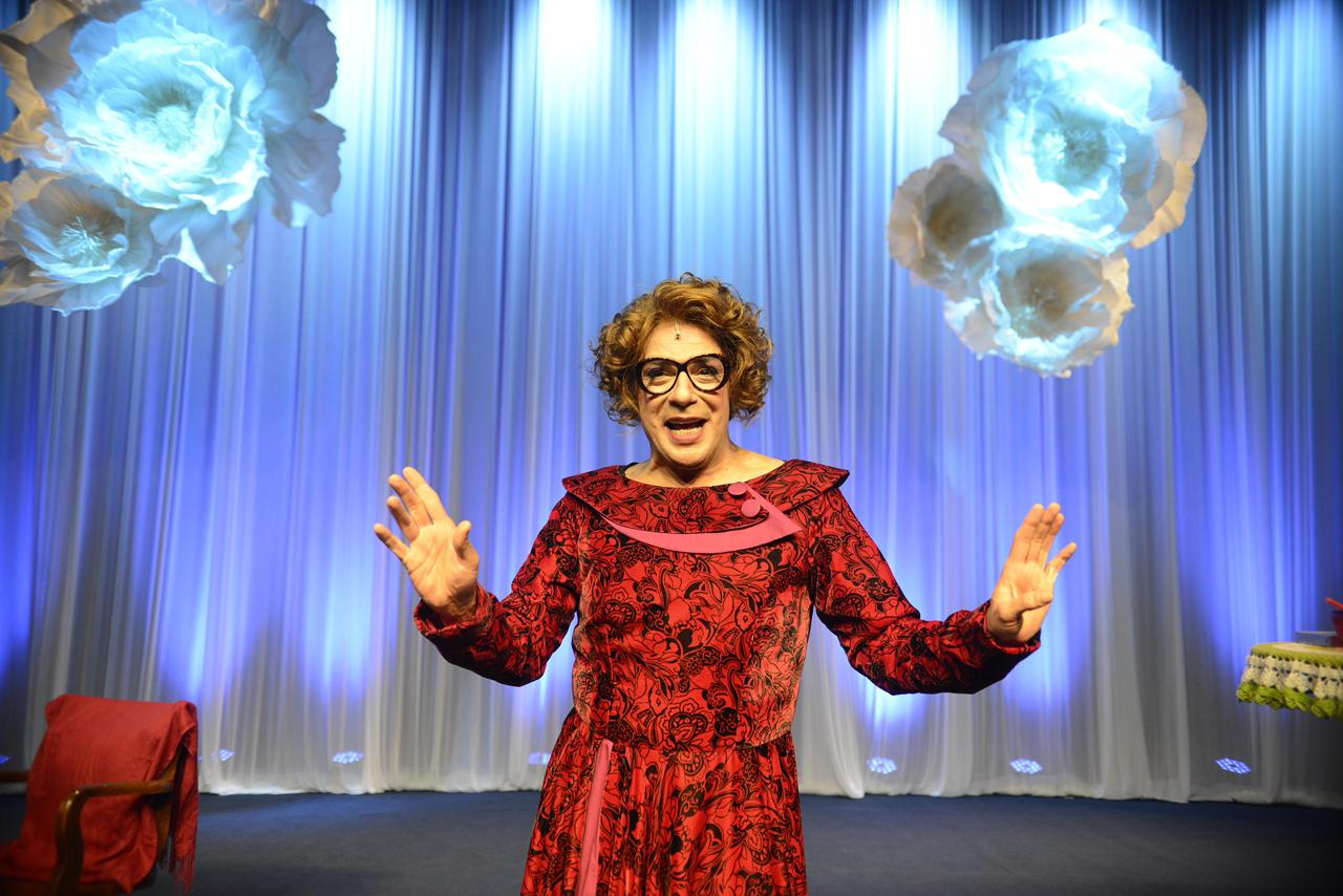 Teatro Maestro Franklin de Carvalho Junior, em Volta Redonda, recebe premiada peça ‘Dona Lola’ nesta quarta-feira (26)