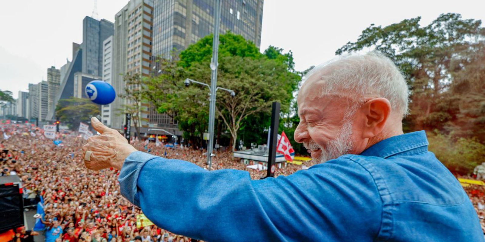 Ato pela reeleição de Lula leva milhares à Avenida Paulista