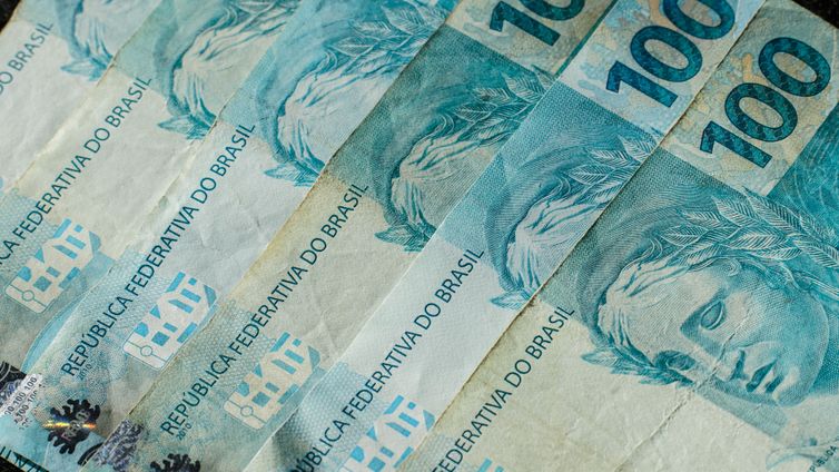 10/07/2026 - Brasília - dinheiro, moeda, real, reais, cédula, cédulas, nota, notas, moeda brasileira, dinheiro brasileiro, inflação, inflação alta, deflação, economia, economia brasileira, mercado, mercado financeiro, finanças, finanças pessoais, orçamento, orçamento doméstico, renda, renda familiar, salário, salário mínimo, remuneração, vencimento, pagamento, poder de compra, custo de vida, custo dos alimentos, aumento de preços, alta dos preços, carestia, desvalorização, valorização, perda do poder de compra, crise econômica, recessão, crescimento econômico, consumo, consumidor, compras, supermercado, cesta básica, despesas, gastos, contas, contas a pagar, boletos, dívida, dívidas, endividamento, inadimplência, poupança, economia doméstica, investimento, investimentos, aplicações financeiras, juros, taxa de juros, taxa Selic, Banco Central, crédito, empréstimo, financiamento, cartão de crédito, débito, PIX, transferência bancária, banco, instituição financeira, orçamento familiar, planejamento financeiro, reserva de emergência, patrimônio, riqueza, patrimônio líquido, capital, capital financeiro, lucro, prejuízo, receita, despesa, balanço financeiro, impostos, tributos, tributação, imposto de renda, arrecadação, arrecadação fiscal, carga tributária, imposto, taxa, tarifas, câmbio, dólar, euro, cotação, câmbio flutuante, desvalorização cambial, valorização cambial, moeda estrangeira, inflação acumulada, índice de preços, IPCA, INPC, IGP-M, poder aquisitivo, renda per capita, desenvolvimento econômico, estabilidade econômica, política monetária, política fiscal, oferta, demanda, produtividade, consumo consciente, educação financeira, planejamento financeiro, equilíbrio financeiro, independência financeira, riqueza, prosperidade, orçamento público, gastos públicos, contas públicas, déficit, superávit, tesouro nacional, moeda forte, moeda fraca, liquidez, circulação de dinheiro, s