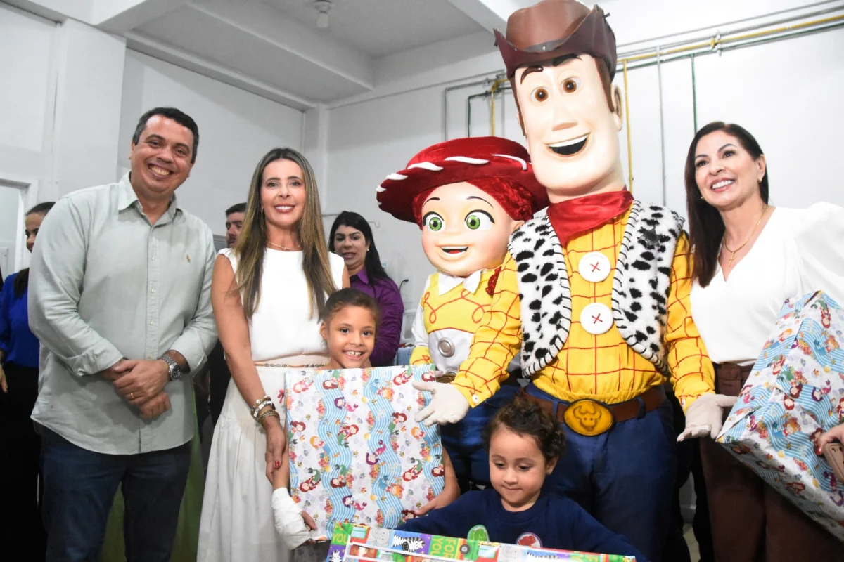 Ação pelo Dia das Crianças leva personagens e presentes às unidades da Fundação Municipal de Saúde