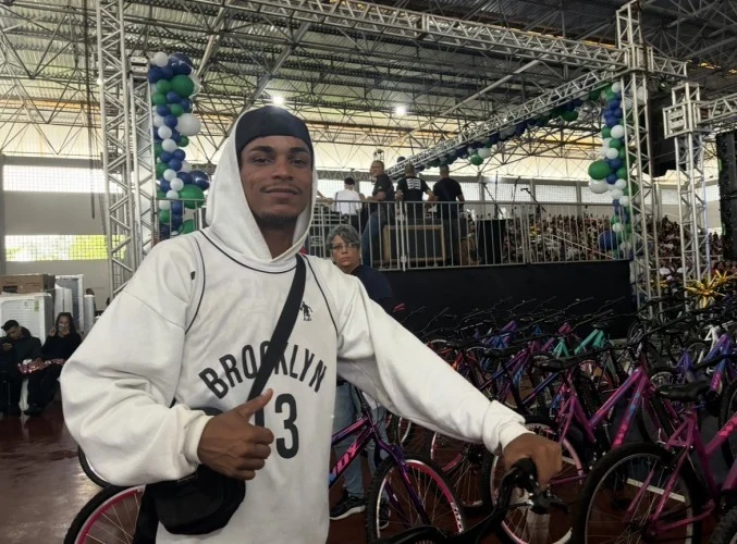 'Agora tenho uma bicicleta para ir trabalhar', diz trabalhador do município sorteado na Festa do Servidor de Araruama