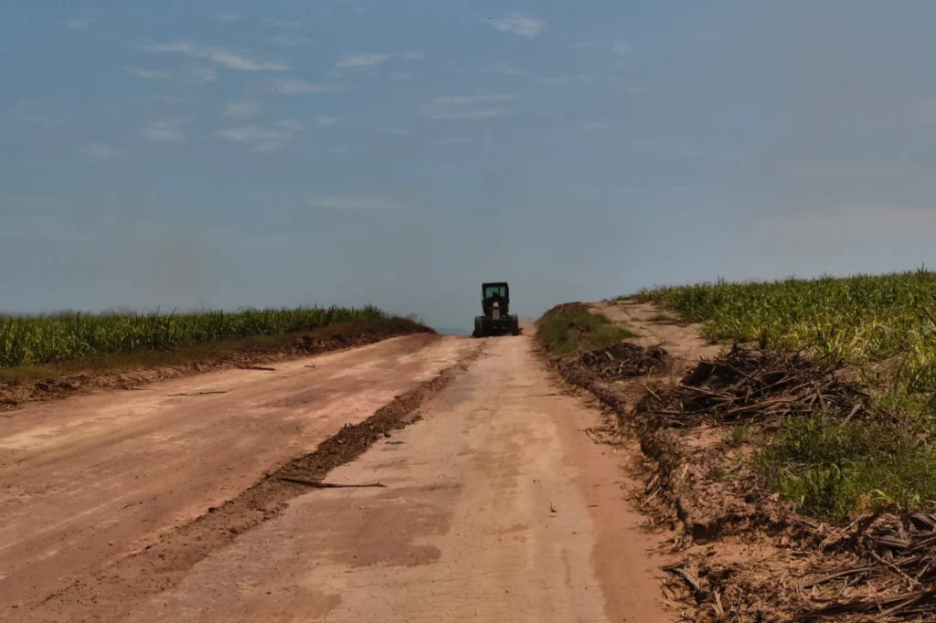 Agricultura atua com o Programa Estradas do Produtor nos quatro cantos do município