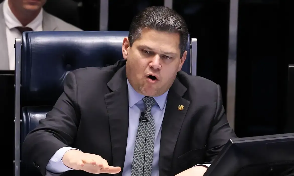 Alcolumbre vai promulgar fim da escala 6x1 nesta sexta